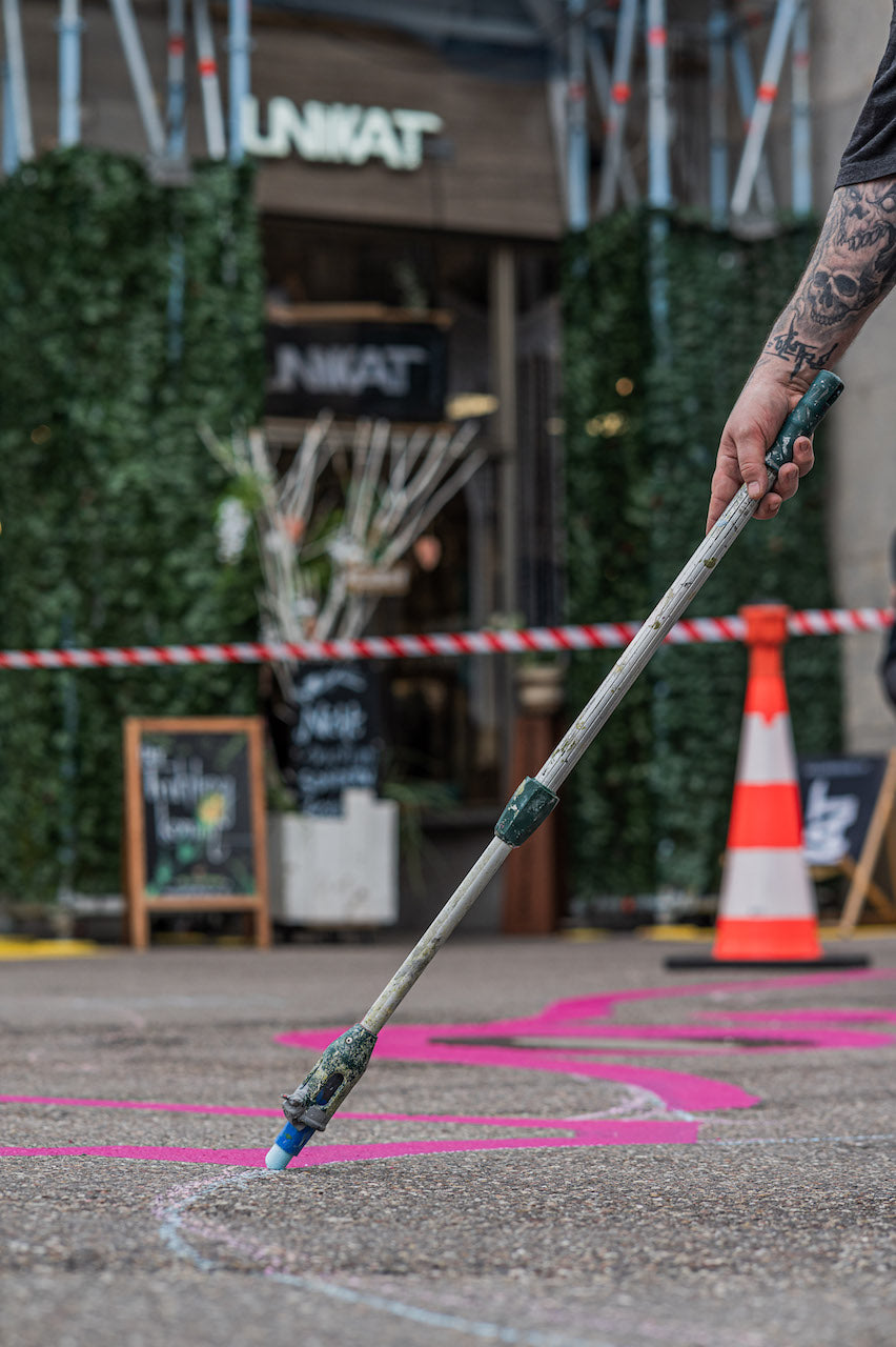 Stadtspuren: Temporäre künstlerische Bodenbemalung am Marktplatz Carré in der der Karlsruher Innenstadt