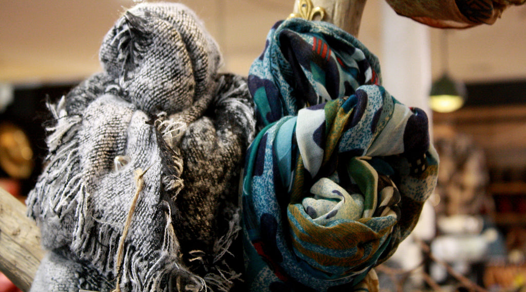 Entdecke viele warme Herbst Schals für Damen im Unikat Store