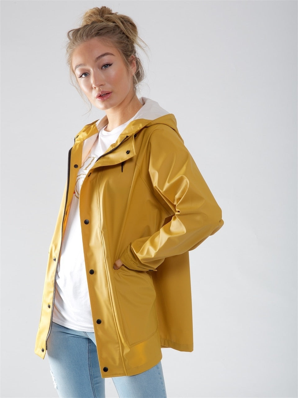 Eine Jacke, die Dich nicht nur trocken hält, sondern auch gut aussieht. Schnappe Dir sie heute online, bevor sie weg ist !