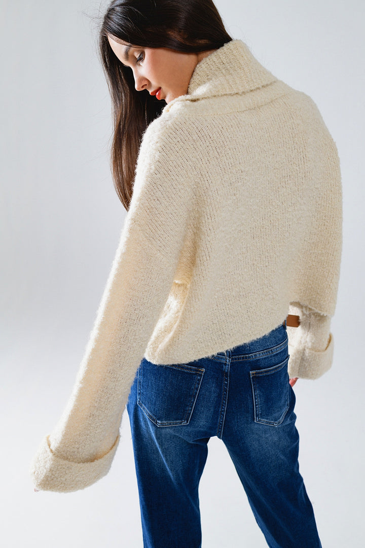 Crop-Strickpullover mit hohem Kragen